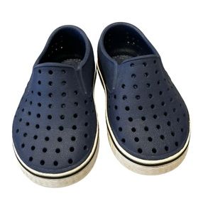 Native Shoes Mike Child Size 7 in Navy